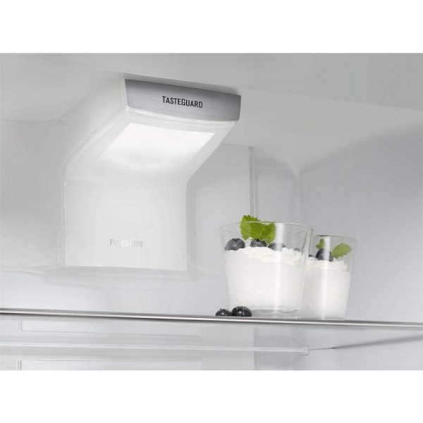 Холодильник с морозильной камерой Electrolux ENC2813AOW