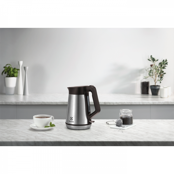 Электрочайник Electrolux EEWA5300