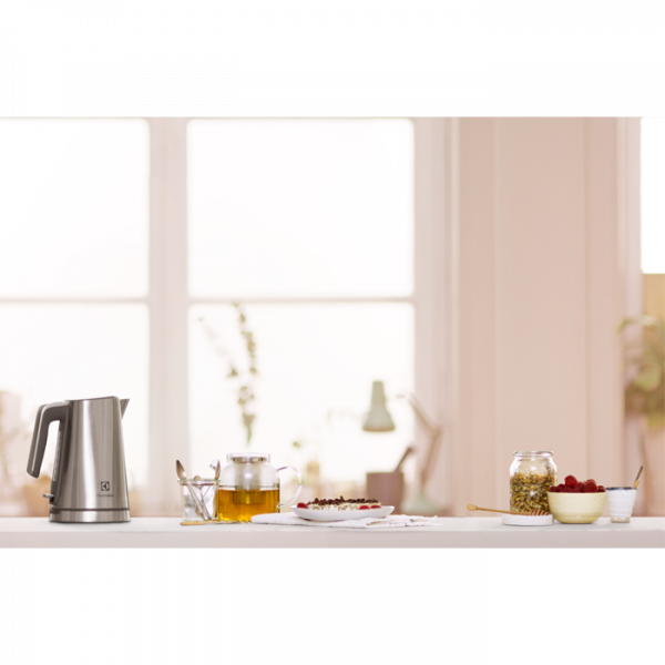 Электрочайник Electrolux EEWA7300
