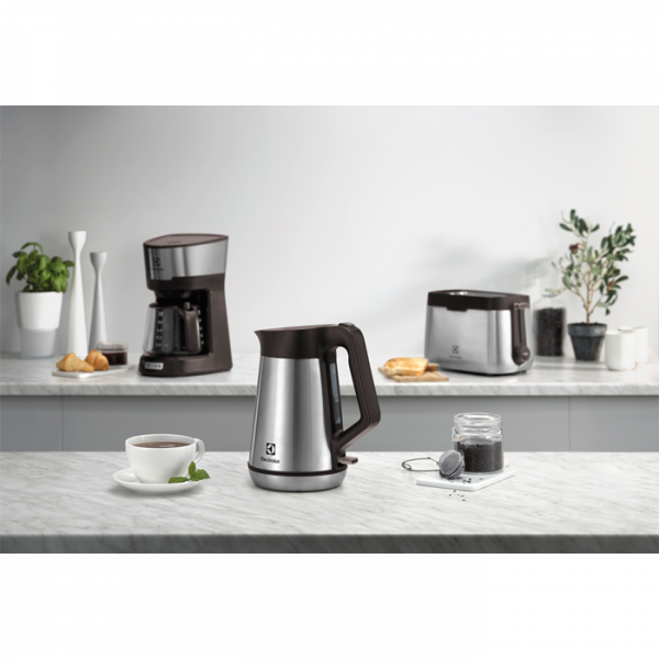Электрочайник Electrolux EEWA5300